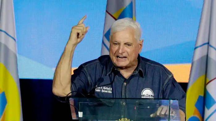 El expresidente cuestiona desde Colombia las reformas al Código Electoral que discute la Asamblea Nacional.