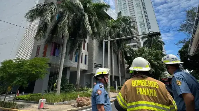 Un incendio en el edificio Element Tower, en la avenida Balboa, fue atribuido a una presumible explosión de gas.