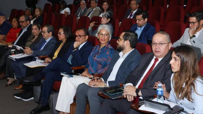 La reforma al marco regulatorio eléctrico avanza al pleno tras su aprobación en primer debate por la Comisión de Comercio.