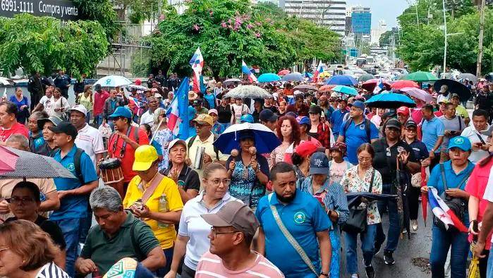 Docentes se mantienen en paro desde el 23 de abril