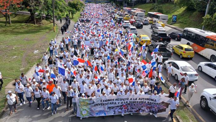 Universitarios marchan a la altura de la vía Transístmica este martes 6 de mayo de 2025.