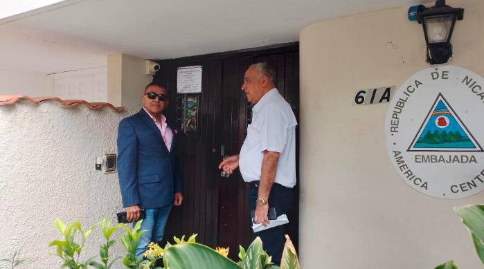 El abogado Sidney Sittón y el vocero de Martinelli, Luis Eduardo Camacho.