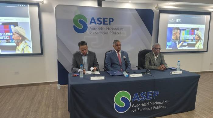 El abogado e interventor, Alex Arroyo (der.), junto con el administrador general de la ASEP, Armando Fuentes (centro), y el director de Telecomunicaciones Hildeman Rangel (izq.).