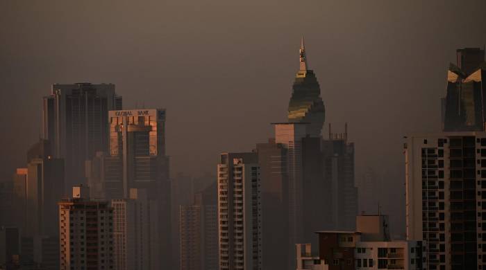 Vista de la ciudad de Panamá al amanecer, cubierta por una neblina de humo proveniente de un incendio en un basurero en el cerro Patacón.