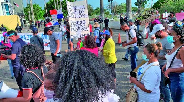 La sociedad panameña indignada por las denuncias de abusos físicos, psicológicos y sexuales a los menores en los albergues protestan frente a la sede del Senniaf.