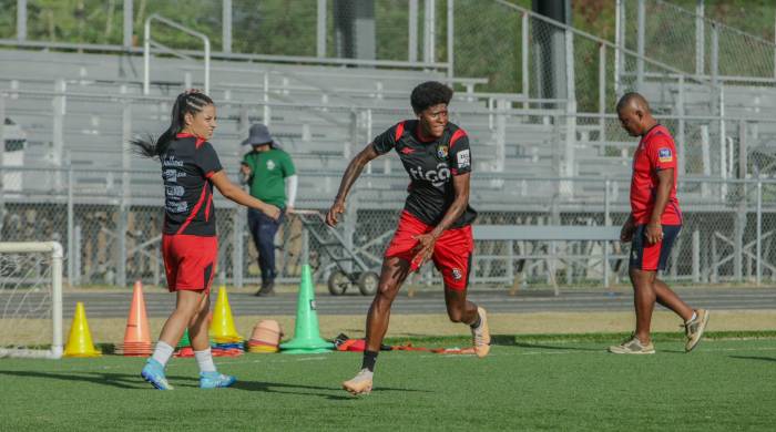 Natalia Mills (d.) y Nicole de Obaldía (i.) durante un entrenamiento con la selección Femenina de Panamá.