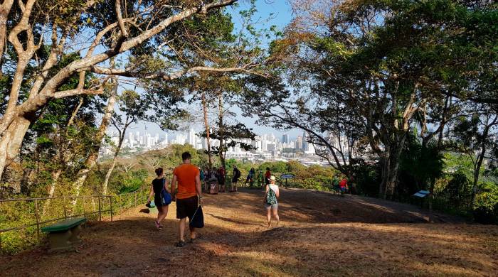 Turistas caminan por el Parque Metropolitano en la ciudad de Panamá.