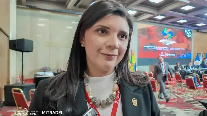 La ministra de Trabajo, Jackeline Muñoz, acusa a la dirigencia del sindicato de extorsión, corrupción y vínculos con pandillas.