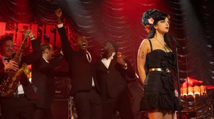 La cinta hace un repaso superficial sobre los consumos de drogas y afectaciones de salud mental de Winehouse.