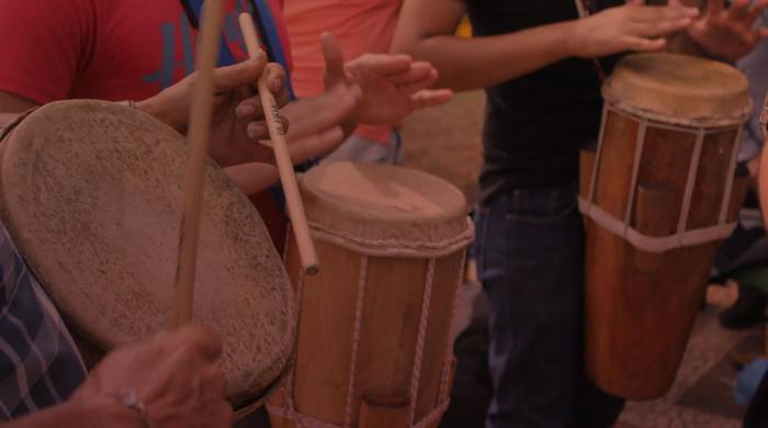 La práctica del tambor en Panamá es el resultado de muchas tradiciones y diversas culturas que tuvieron contacto con Panamá a través del mar y los puertos de la época.