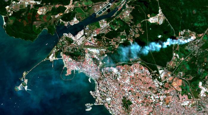 En este imagen del satélite Sentinel -2 de la tarde del 19 de enero de 2024 se observa la columna de humo provocada por el incendio de Cerro Patacón, y como, empujada por los vientos corre de norte a sur desde el sitio del incendio hasta las islas en la calzada de Amador, afectando directamente a más de 87 mil personas.