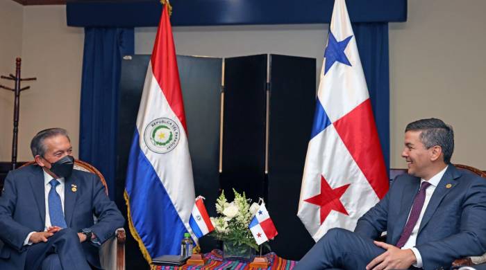 El presidente de la República de Panamá Laurentino Cortizo (d.) junto al presidente de la República de Paraguay Santiago Peña.