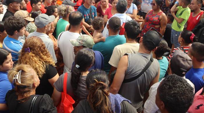 Migrantes se preparan para salir en caravana rumbo a Estados Unidos en la madrugada de hoy, en la ciudad de Tapachula en Chiapas (México). EFE/ Juan Manuel Blanco