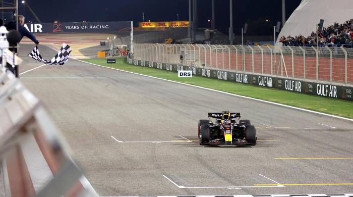 El piloto de Red Bull Racing Max Verstappen cruza la meta en el circuito de Sakhir, Baréin.