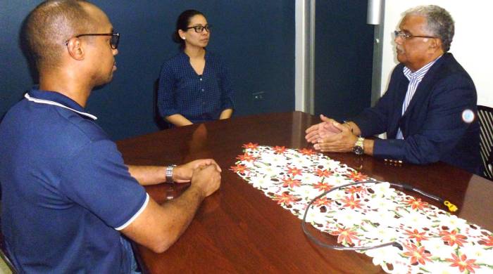 Eduardo Sands y Sandra Rodríguez en representación del Banco de Alimentos de Panamá, recibieron la donación de parte de José de J. Martínez G.
