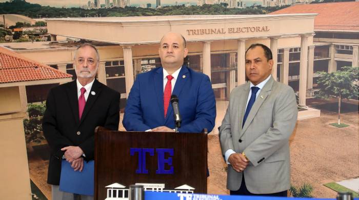 Cuestionan decisión del TE de postergar debates presidenciales