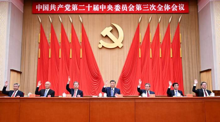 Xi Jinping, Li Qiang, Zhao Leji, Wang Huning, Cai Qi, Ding Xuexiang y Li Xi asisten a la tercera sesión plenaria del XX Comité Central del Partido Comunista de China.