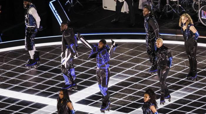 Usher (c) se presenta durante el espectáculo de medio tiempo del Super Bowl LVIII entre los Kansas City Chiefs y los San Francisco 49ers en el Allegiant Stadium, en Las Vegas, Nevada (EE.UU.), este 11 de febrero de 2024.