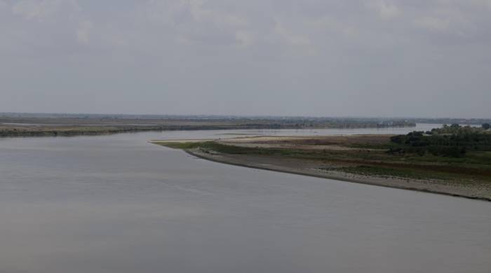 En la imagen se observa el cauce del río Magdalena con bajo nivel de agua, el 26 de marzo de 2024, en su paso por la población de Gautaca, corregimiento del municipio de Santa Cruz de Mompox (Colombia).