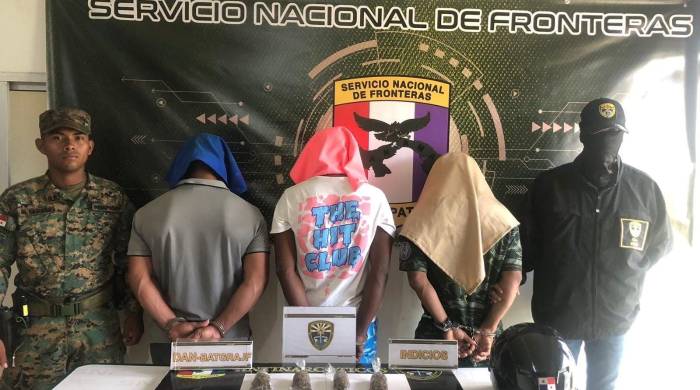 Los sospechosos se trasladaban en un vehículo tipo taxi.