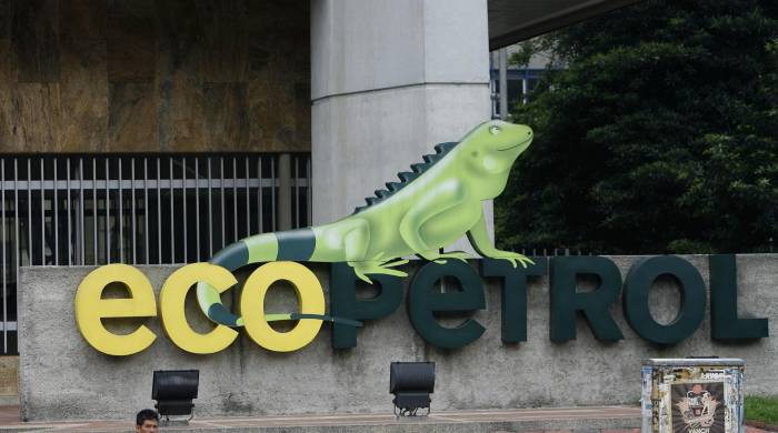 Vista del logo de la petrolera estatal colombiana Ecopetrol, en una fotografía de archivo.