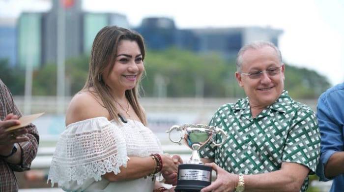Doris Zapata Acevedo, Ministra de Trabajo y Desarrollo Laboral, entrega la copa del triunfo a Eric Antonio Delvalle, propietario de ‘Captain McGhan’.