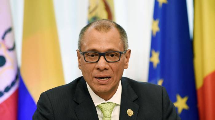 El ex vicepresidente de Ecuador Jorge Glas, encarcelado después de una dramática redada en la Embajada de México en Quito, se ha declarado en huelga de hambre después de un fallido intento de suicidio, dijo su exjefe Rafael Correa el 10 de abril de 2024.