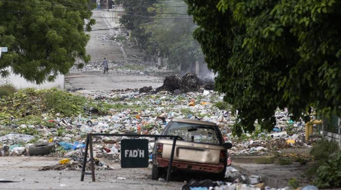 Un hombre camina por las desoladas calles cercanas al barrio Bel Air en Puerto Príncipe (Haití).
