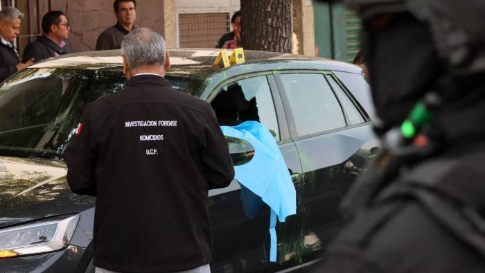 Forenses en la escena del crimen de Ximena Guzmán, secretaria de la alcaldesa de Ciudad de México asesinada este martes 20 de mayo.