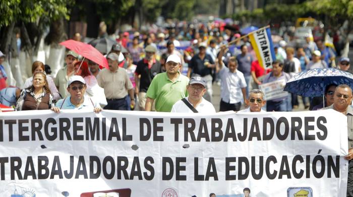 Fotografía de archivo en la que se registró una marcha de cientos de maestros salvadoreños, al exigir mejores condiciones laborales, en San Salvador (El Salvador). EFE/Oscar Rivera