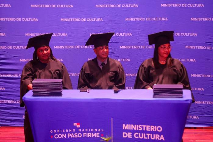 En la mesa principal acompañaron al director Burgos la profesora Lesbia Samaniego y Dayra Santana.