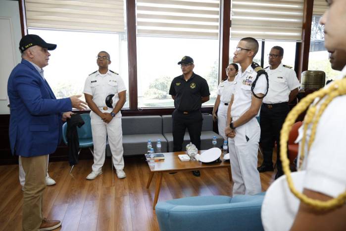 El rector Víctor Luna Barahona resalta la importancia de la disciplina y el liderazgo en la formación de los futuros oficiales.