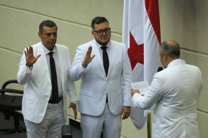 Juramentación de Eduardo Vásqquez (der) y Eliecer Castrellón (izq), como primer y segundo vicepresidente de la Asamblea Nacional respectivamente.