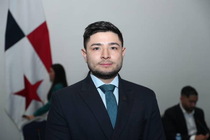El presidente de la comisión de Economía y Finanzas, Eduardo Gaitán.