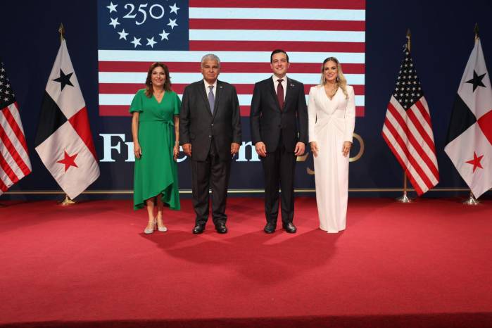 Los colores rojo, blanco y azul dominaron la escenografía de la celebración, en una coincidencia que evocó las banderas de Panamá y Estados Unidos.