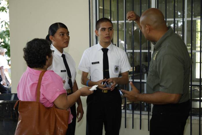 Aspirantes a bachiller evalúan la oferta de las cuatro facultades de la UMIP, que abarcan desde la ingeniería náutica y civil hasta la gestión logística y las ciencias del mar.