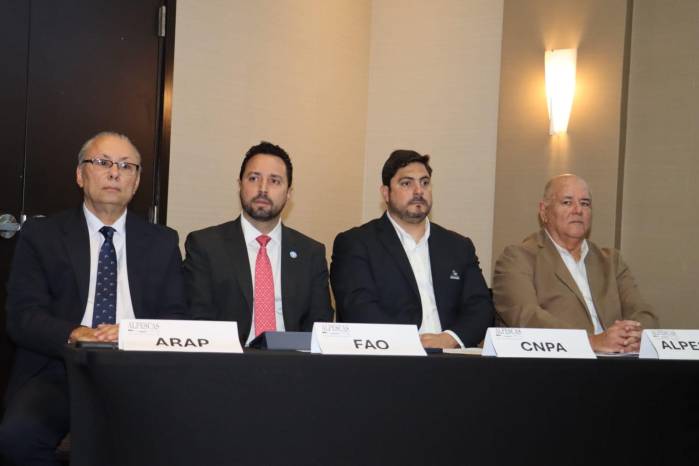 De izquierda a derecha: Eduardo Carrasquilla, administrador de la ARAP; Javier Villanueva, Oficial Principal de la FAO para América Latina y el Caribe; Gustavo Zúñiga, presidente de la CNPA; y Osciel Velásquez Hernández, presidente de Alpescas, durante la apertura de la 11.ª Reunión Ordinaria en Panamá.