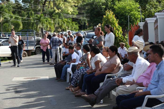 Cerca de la capilla de la Virgen del Carmen del Rosario, una carpa instalada al aire libre sirve de escenario para despedir a Elena Barría.