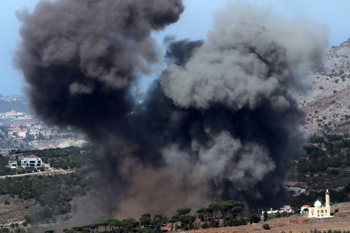 El humo se eleva tras un ataque aéreo israelí en la aldea de Mahmoudiya, en el distrito de Jezzine, en el sur del Líbano.