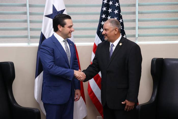 Embajador Kevin Marino (izq) estrecha la mano del presidente de la Asamblea, Jorge Herrera (der).