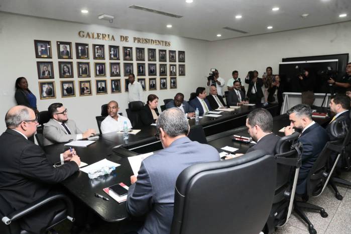 Aplazan conformación de comisiones en la Asamblea para atender petición de dirigentes de los docentes