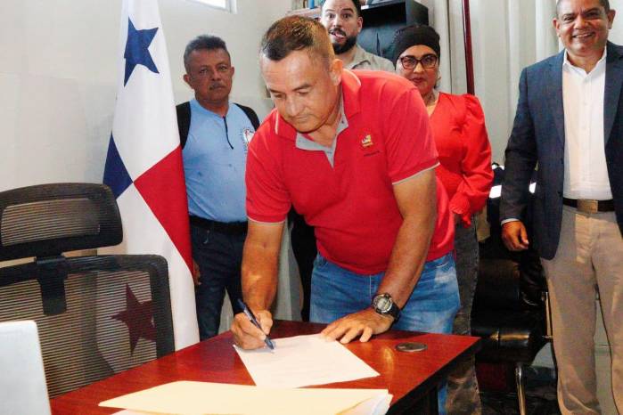 Representantes de Banapiña de Panamá, el sindicato Sitrabanapan y la Dirección Regional del Mitradel durante la firma del convenio.