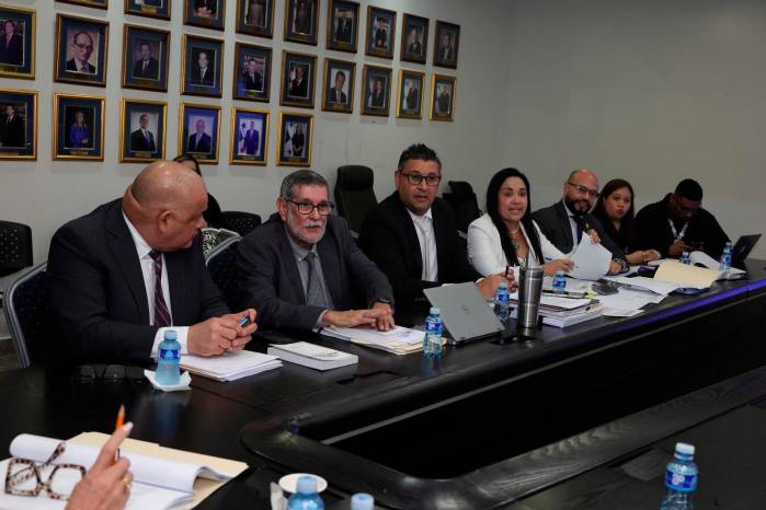 La presidenta de la Asamblea Nacional, Shirley Castañedas, y los jefes de bancada se reunieron el martes con representantes del Tribunal Electoral.