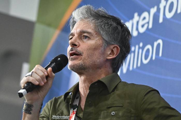 El director de la fundación We Are Water, Carlos Garriga, habla durante un panel organizado por World Vision y We Are Water este martes, en el Centro de Convenciones Hangar donde se realiza la COP30, en Belém.