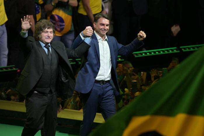 El presidente ultraliberal argentino Javier Milei acudió como invitado estelar a la ceremonia de inauguración de la candidatura de Flávio Bolsonaro.