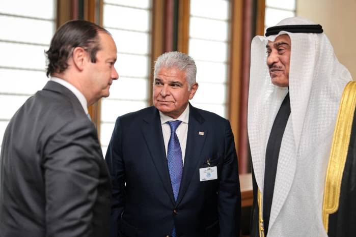 Mulino junto al principe heredero de Kuwait, Sabah Al-Khaled Al-Hamad.
