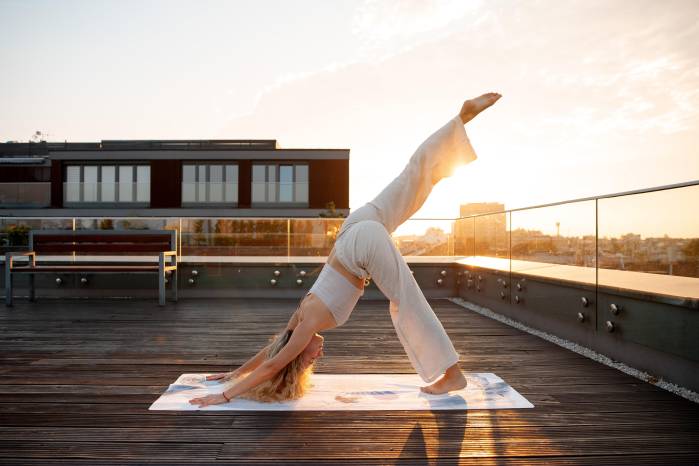 Según Hopkins Medicine, el yoga resulta tan efectivo como los estiramientos convencionales para aliviar el dolor lumbar crónico.
