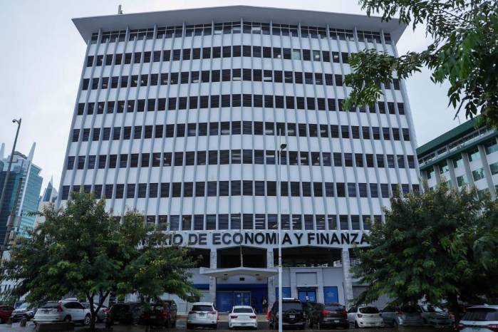Fachada del Ministerio de Economía y Finanzas en el edificio AVESA.