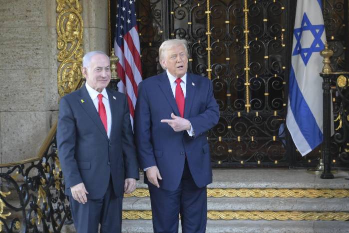 El primer ministro israelí, Benjamín Netanyahu (i), a su llegada este lunes para una reunión con el presidente de EE.UU., Donald Trump (d), marcada por la apuesta por el desarme de Hamás como vía para desbloquear la segunda fase del plan de paz y alto el fuego en Gaza, en medio de persistentes tensiones de seguridad en la región.