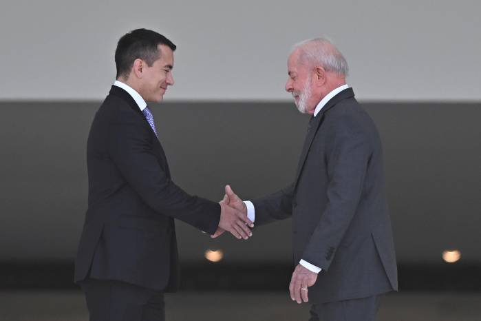 El presidente de Brasil, Luiz Inácio Lula da Silva (d), recibe a su homólogo de Ecuador, Daniel Noboa, este lunes 18 de agosto.